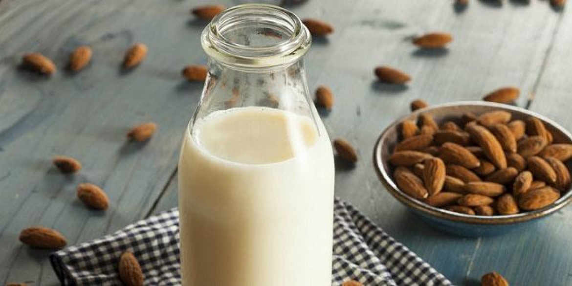 ¿Sabes cuánto calcio contiene la leche de almendras?